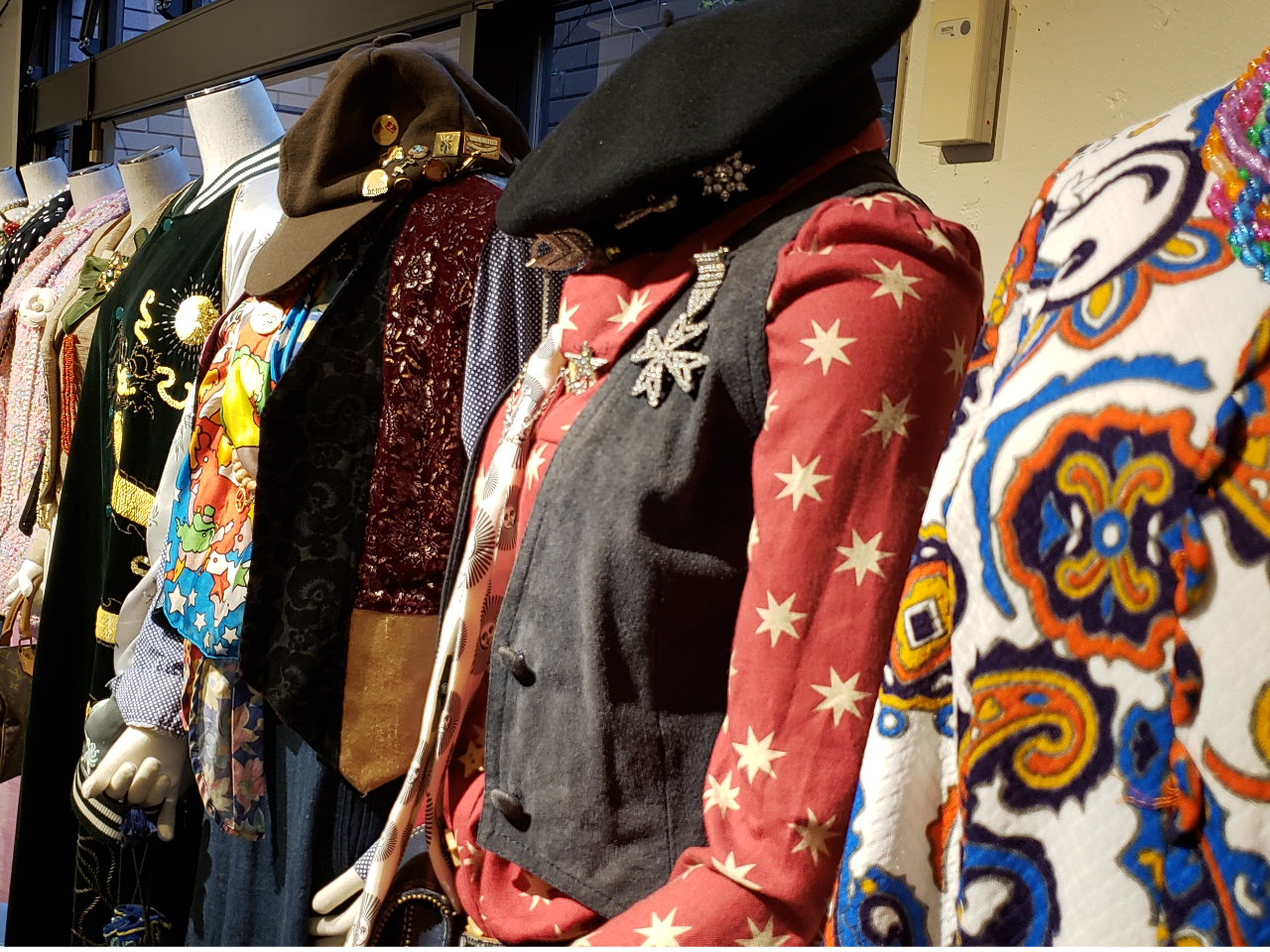 ݓWv^|e̓Wł͓̃ACRjbNȃX^COׂĂӏ܂܂BuIvƂ̐WłB