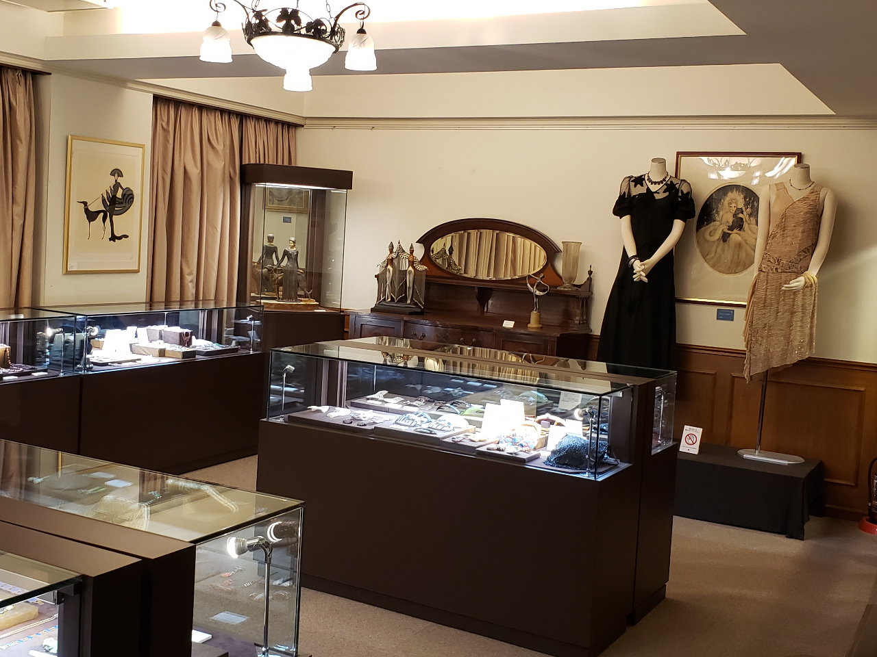 ݓWA[fR̓WłB@ׂȎdA_Ń~j}ȃfUC͌ɂʂX^CbVłB