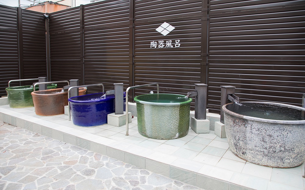 リニューアルで男性露天陶器風呂を一新!