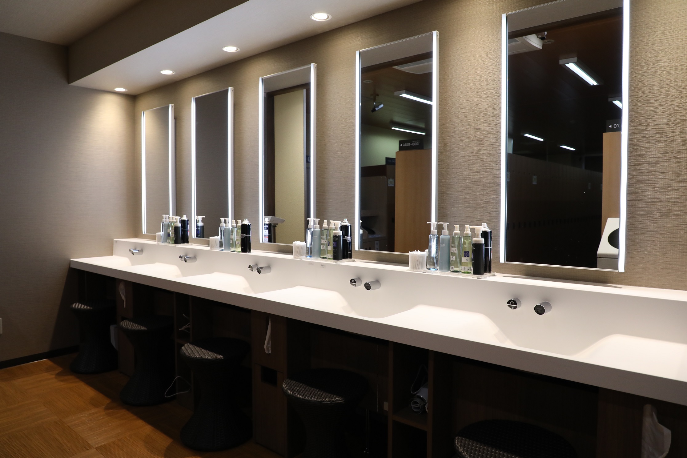 D~[ݒuȂǁApE_[[j[A܂