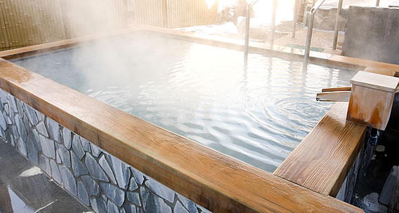 美白の湯は人工温泉で優れた温泉成分を多く含む。特長:火山地帯に多い泉質。硫黄を含有していることから血管拡張や皮膚の脂肪を溶かし軟化させるので美肌・鎮痒の作用も!