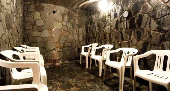 塩を身体にすり付けることにより、血液・神経・能力等の活動が活発になり海水入浴療法と同じ効果が得られます。新陳代謝を促進させ脂肪の代謝促進にも大変効果があります。