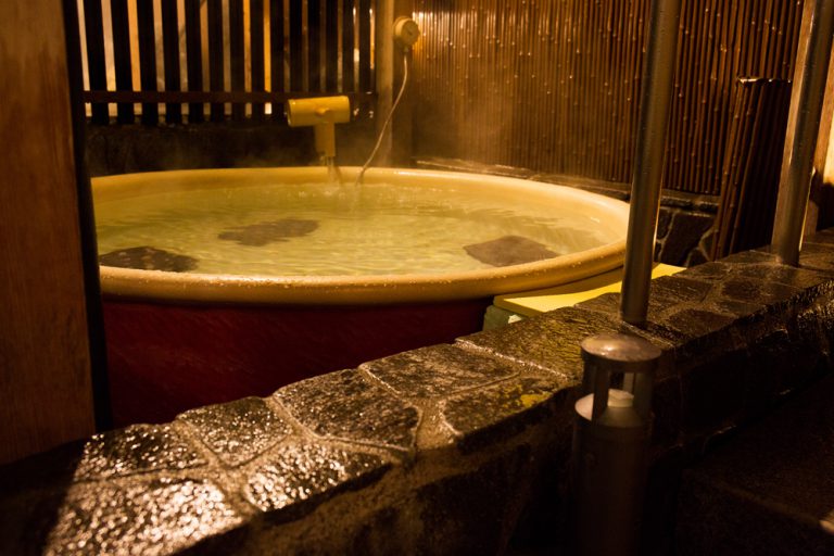 おむつのとれていないお子様ともご利用いただけるお風呂です。新陳代謝を高めるマイナスイオンが数多く発生し入浴するとリフレッシュ効果で森林浴と同じ清々しい気分に♪