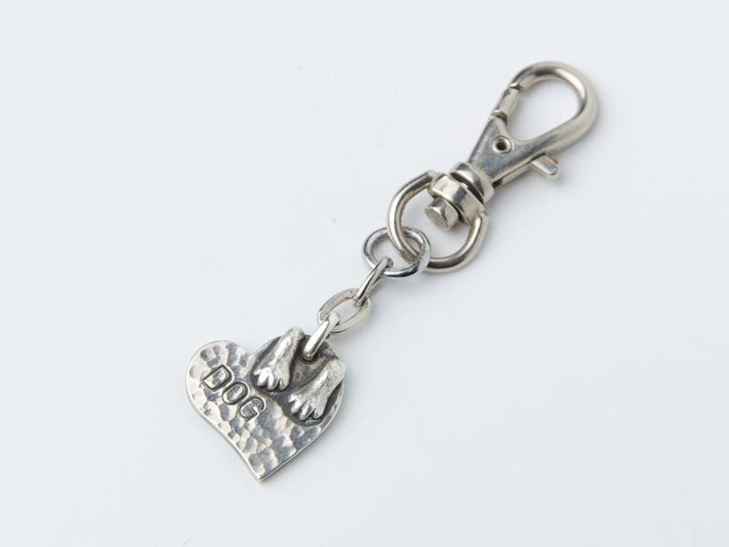 キーホルダー制作例。槌目のハートに文字刻印、足は、打ち出しロウ付け