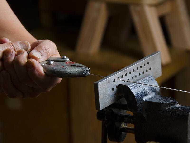 彫金作業:希望の太さに銀線を引く加工します。