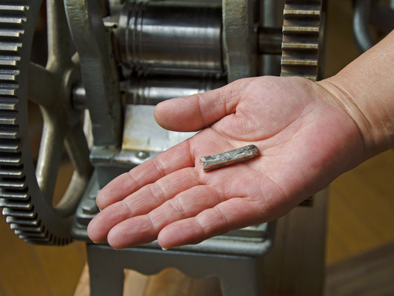 彫金作業:圧延ローラーで、地金を整形します。