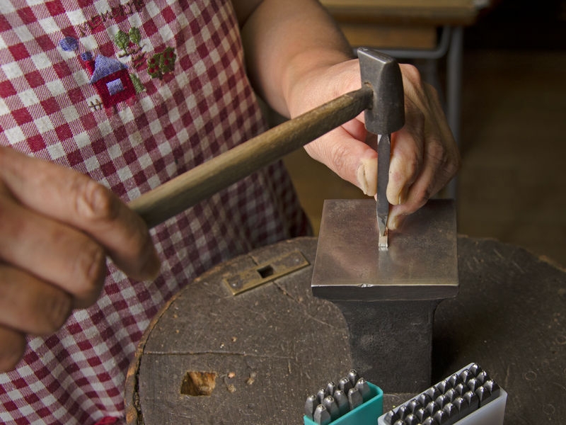 彫金作業:整形した地金に文字を刻印します。