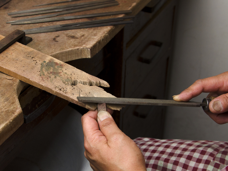 彫金作業:棒ヤスリで形を作ります。