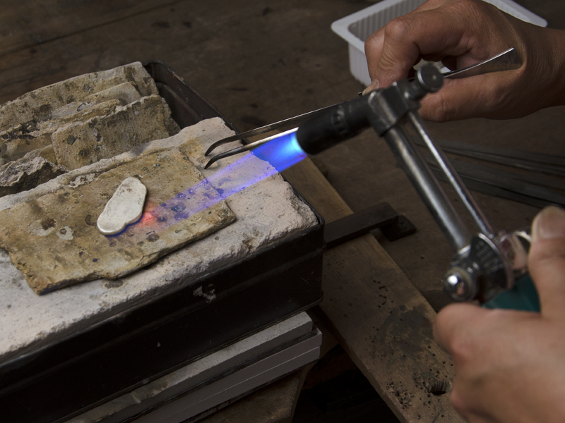彫金作業:焼き鈍して金属を柔らかく加工しやすくします。