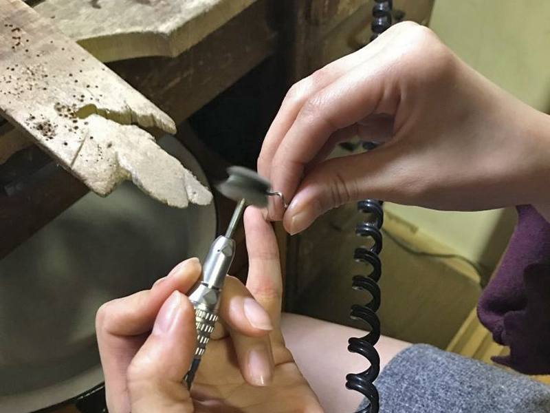 彫金作業:出来上がった作品をリューターでバフ鏡面仕上げします。