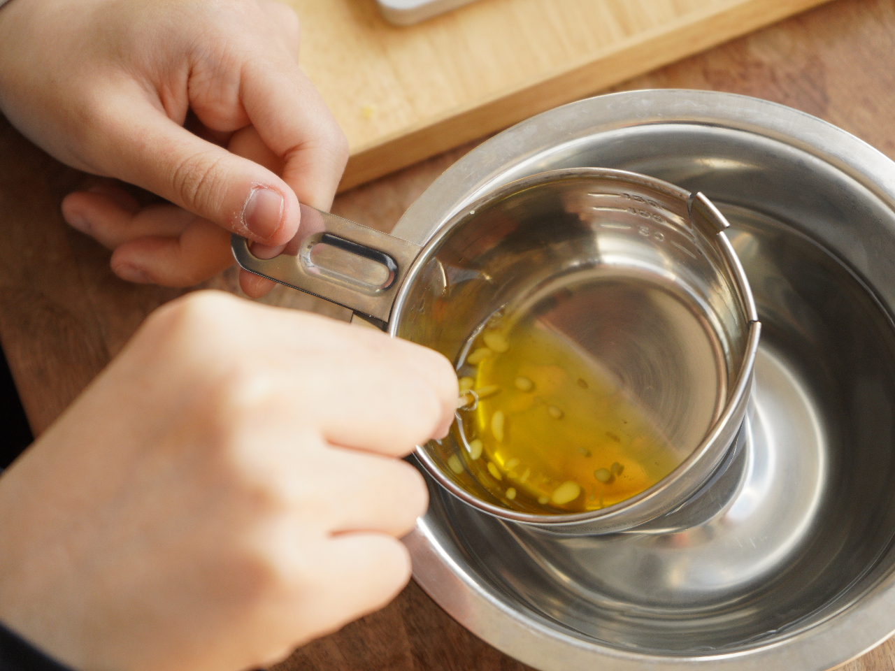 ミツバチの蜜蝋と茶実油を湯煎。どちらも天然ものなので安心です。