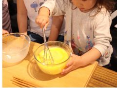 生地作りは小さいお子さんでも楽しく体験できます。