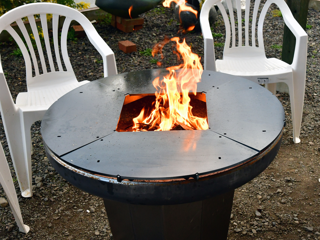 スイス製のBBQコンロ(ファイヤーボウル)食材が美味しく温かく保たれます コンロ自体が暖かくストーブ代わりにも また焚き火台としても楽しめます