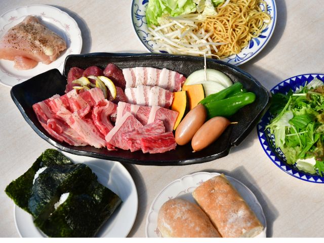 直火の焔で焼く焼きそばに挑戦してみませんか? 焦がせば一段と美味しくなる焼きそばソースを使用しています  お肉は国産が中心です