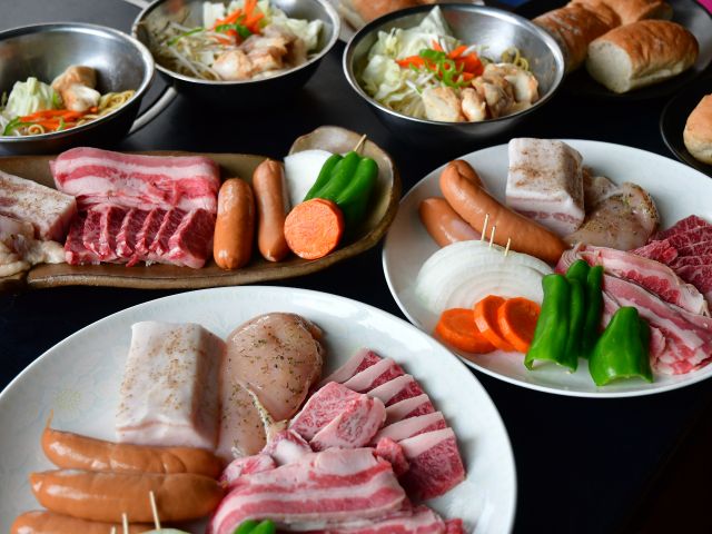 お肉の中心は国産 霜降りのカルビは高級焼き肉店に劣りません 関西では流通していない秋田県八幡平ポークのベーコンはサンドイッチで!