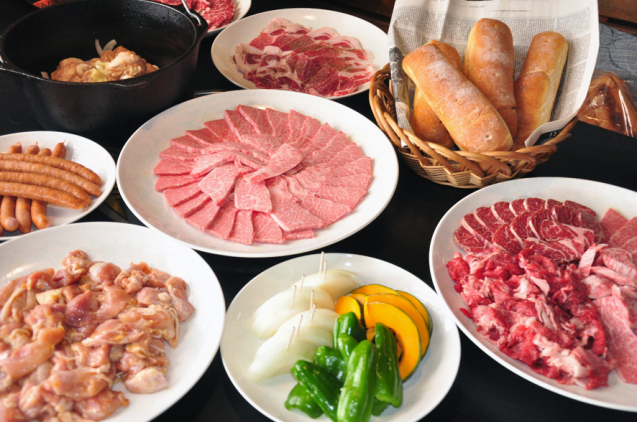 和牛や国産牛を使用した自慢のBBQです 牧場で醤油から作る無添加のたれでどうぞ お肉の総量は約300g/お一人様になります