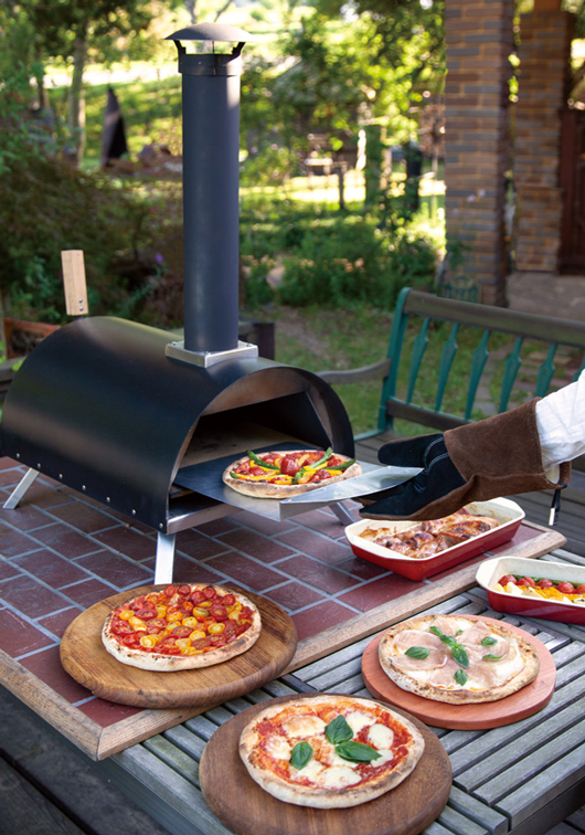 本格的薪窯でピザを焼きませんか? 思った以上に簡単に美味しいピザが出来上がります 要予約です