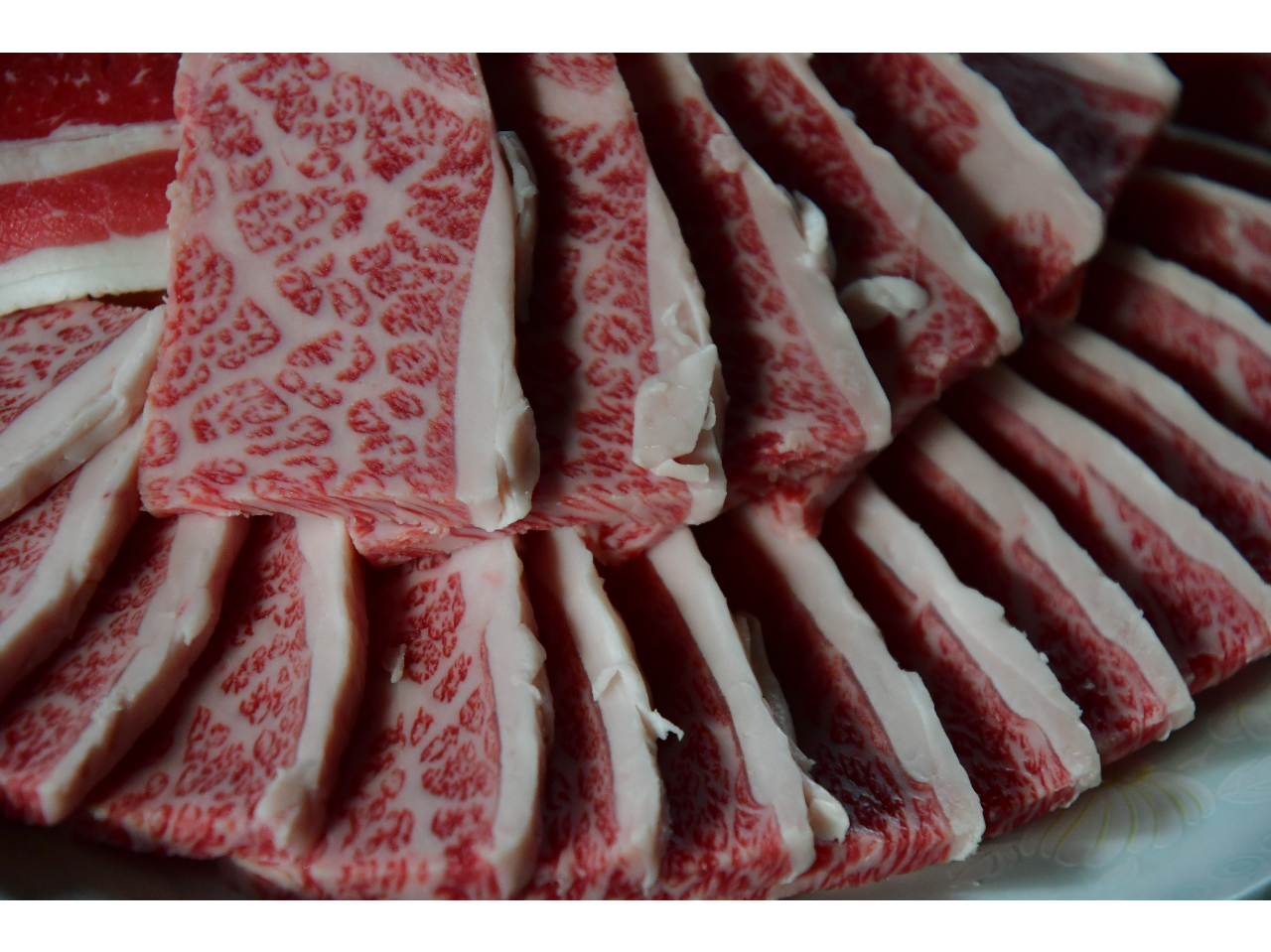 霜降りカルビは高級焼き肉店にも劣らない品質です BBQで本物の焼肉をお楽しみください