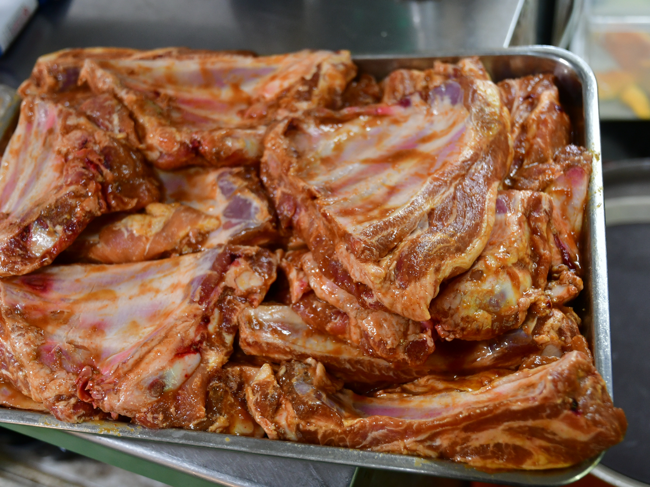BBQの醍醐味  スペアーリブ じっくりと炭火で焼くことで美味しさが増します スタッフにお尋ねください 量り売りです