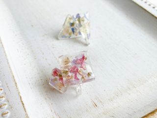 本物の植物を封じ込めて作るボタニカルアクセサリー