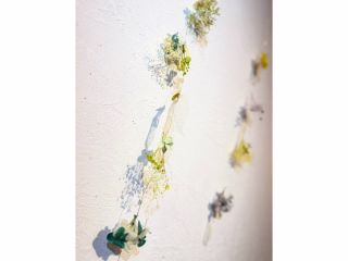 小さな花束や葉っぱたちをつなげていくフラワーモビール製作体験♪