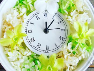 プリザーブドフラワーとしては希少な白のプルメリアとデンファレを使用。グリーンが優しいデザインです。