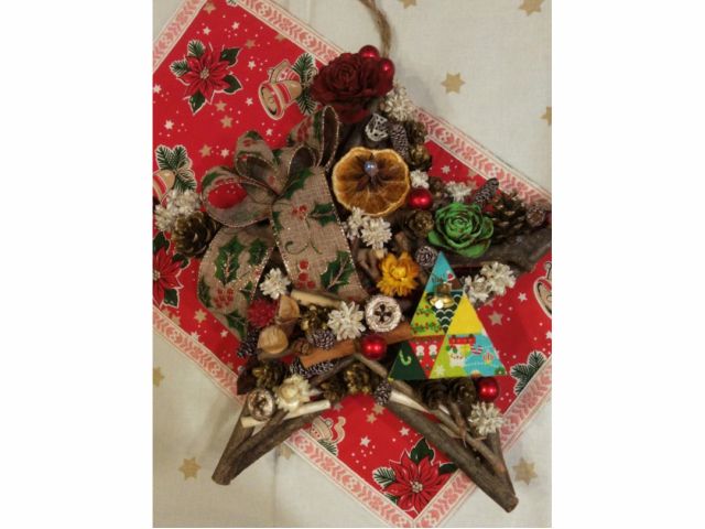クリスマス・スターリース 星形のリース台にハーブやスパイスを飾ります。