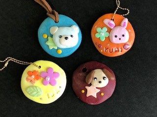 基本のセットではこのようなペンダントやキーホルダーを作れます