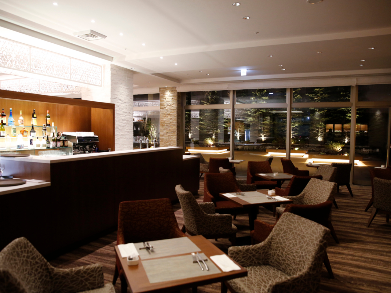 中庭の見える、大人の雰囲気たっぷりの席もございます。