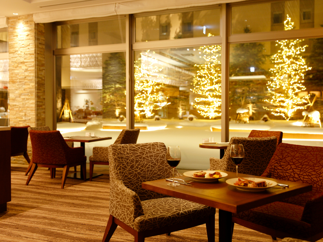 ���ԑтŃV�[�����K�����ƕς�郌�X�g�����B��̓��C�g�A�b�v���ꂵ���Ƃ��l�̕��͋C�B