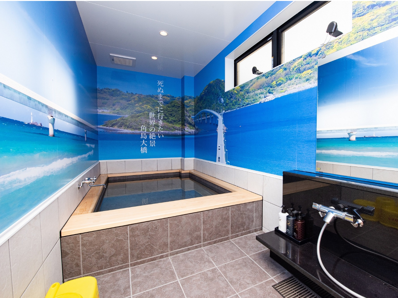 「壱ノ風呂」壁面に角島大橋のスクリーンが貼られているのでまるで海の中にいるようです。