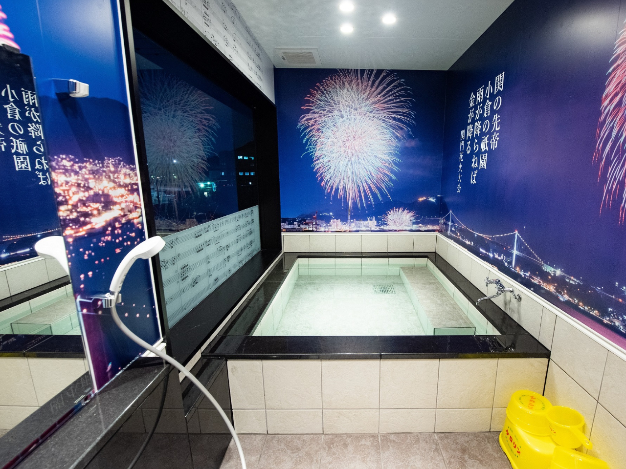 「弐ノ風呂」ご夫婦でゆっくり入れるように落ち着いた雰囲気でお作りしています。「関門海峡花火大会」のスクリーンで花火を見ながらご入浴頂けます。