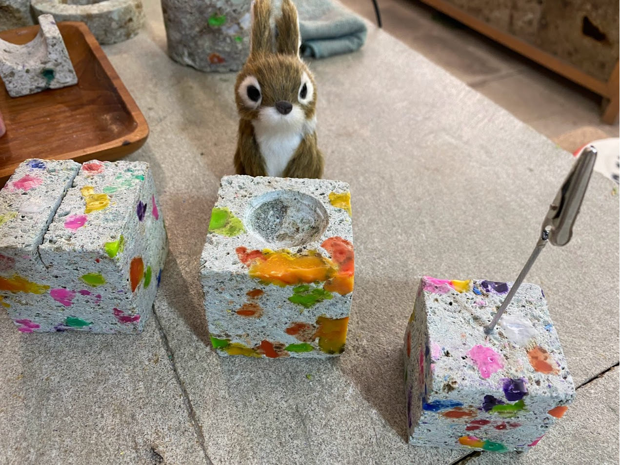 左よりカードスタンド(真ん中のスリットに挟みます)アロマスタンド、メモクリップ〜お客様の作品より〜