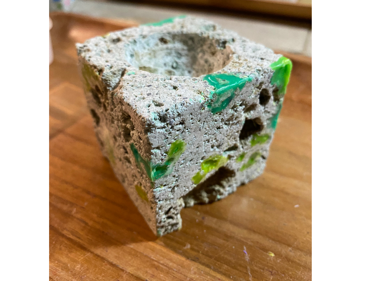 石の凹みをあえて残すと、石本来の魅力が引き立ちます