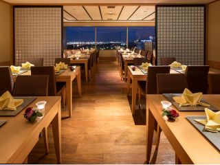 光あふれる空港の夜景で大切な人とのひとときに