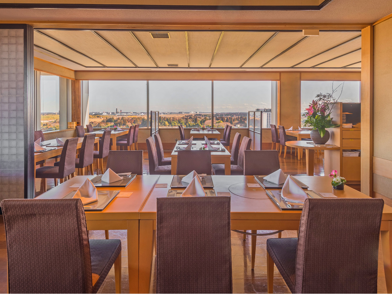 成田空港を一望できる開放的な空間