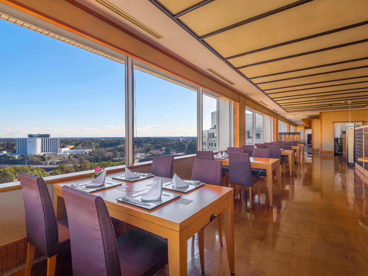 窓一面から光が差し込む明るい店内