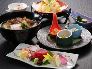 艶やかな喉越しが際立つ「稲庭うどん」に、黒毛和牛の芳醇な旨味を添えて。