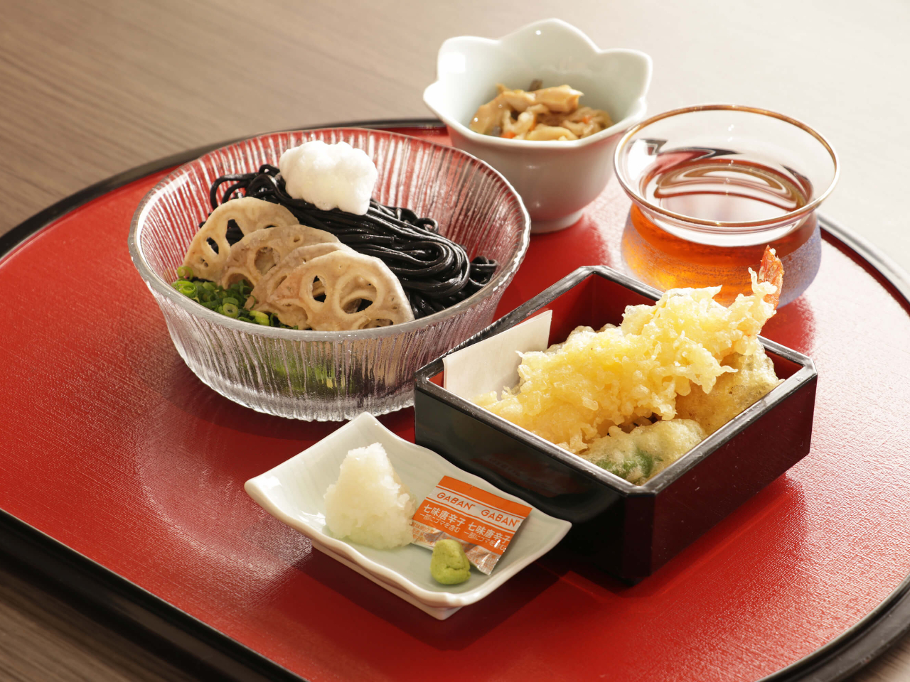 選べるメインディッシュ一例「SLうどん(冷)天婦羅添え」