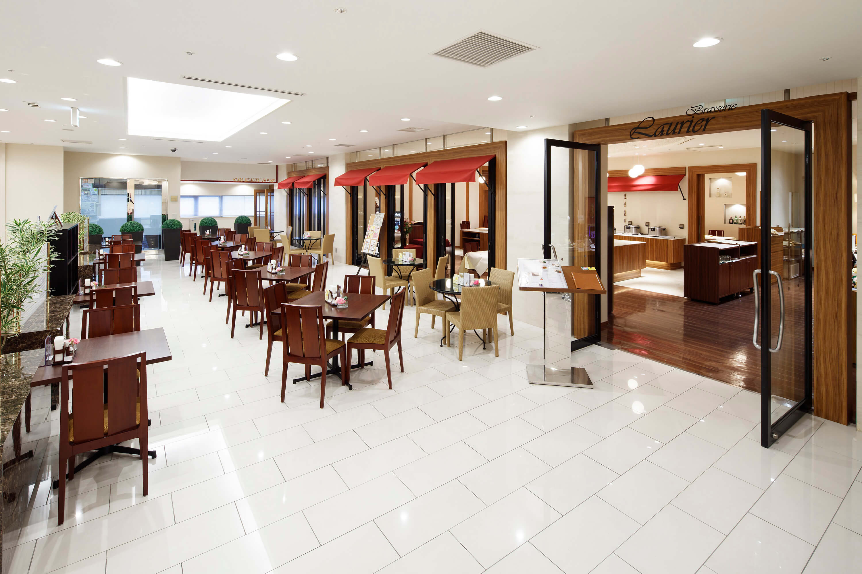 ���X�g�����u���b�X���[���[���G�����(����w�r��6�K�A�z�e�����r�[�ɂ������܂�)