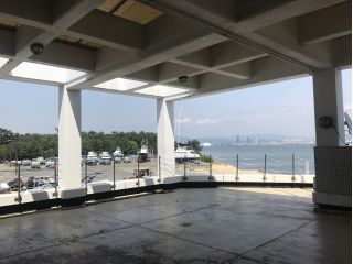 テラスから眺める海に癒されます。