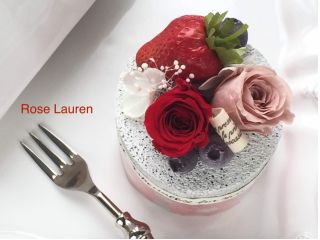 ストロベリーショートケーキアレンジを上から見た感じです。