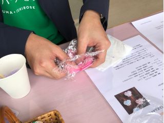 色と香りをつけたら型につめます