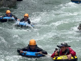 多摩川でハイドロスピードを楽しみましょう!