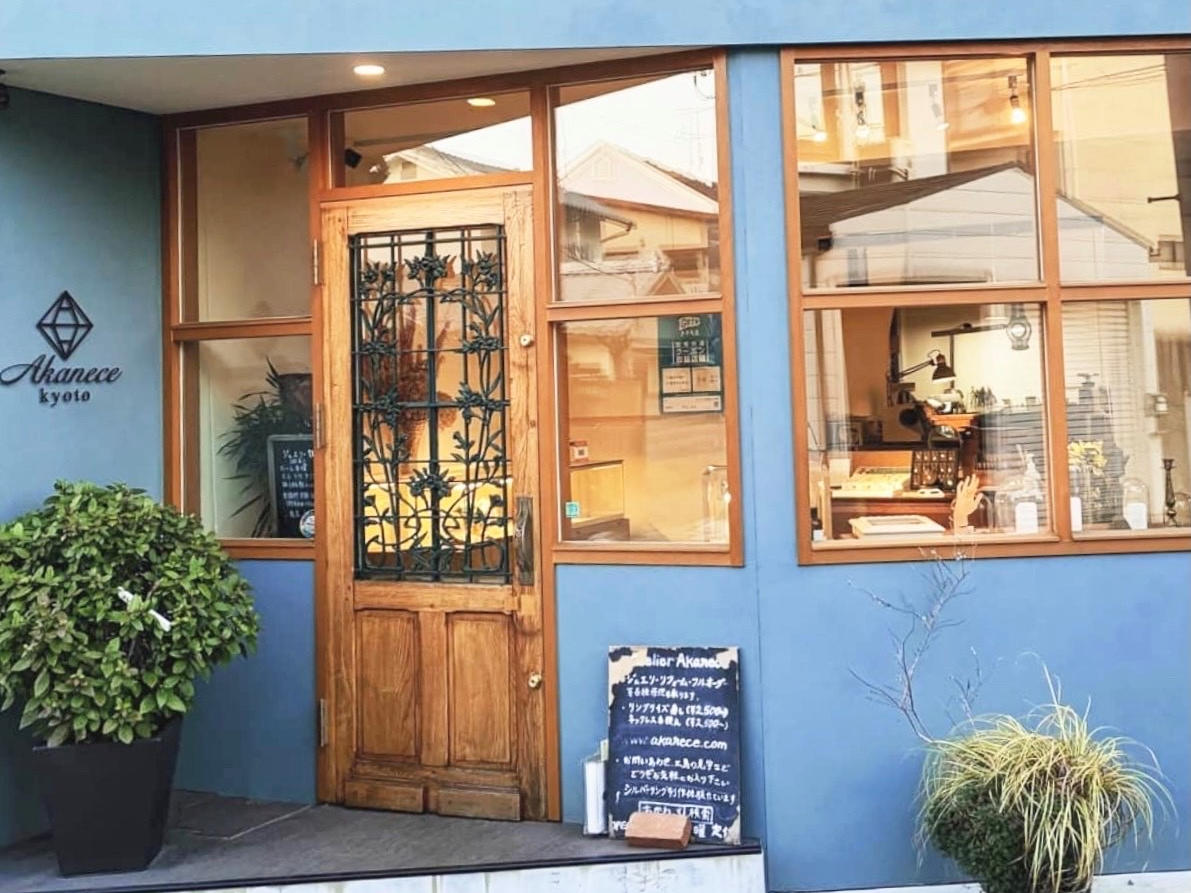 住宅街にひっそりと佇む青色の建物が目印のアトリエです。