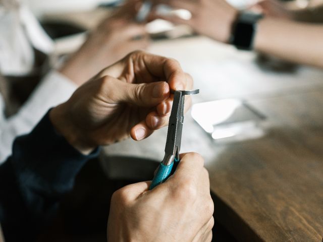 金属を曲げる工程からスタートしますのでとても充実感を味わっていただけます。