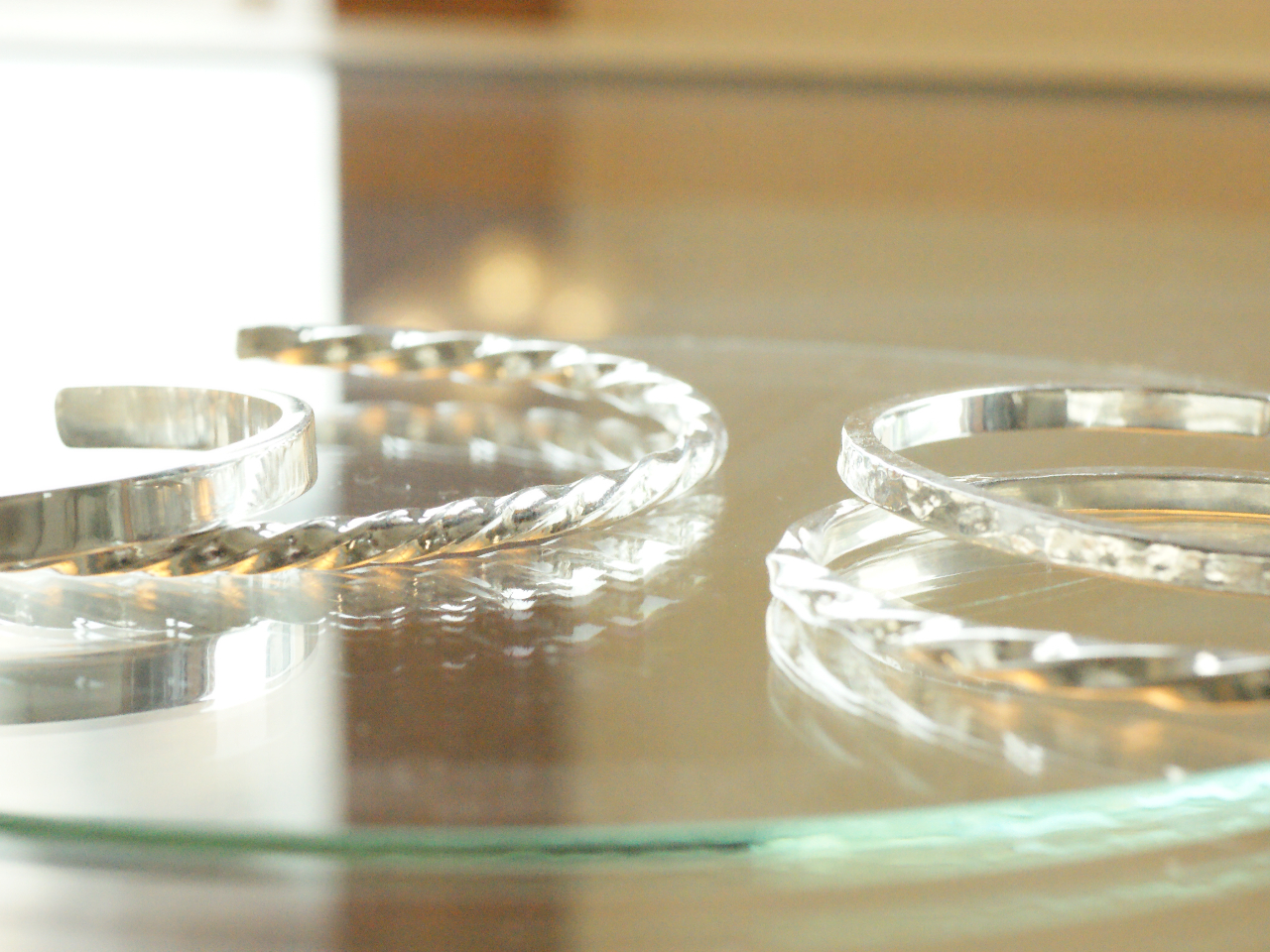 ペアバングルやプレゼント等、ご自身でシルバーバングルを製作していただけます。