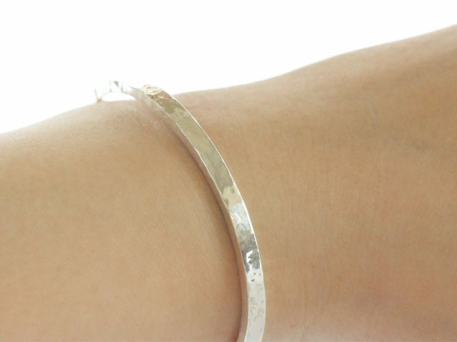 槌目加工、金槌で表面を叩いてオンリーワンの模様をお作りいただけます。