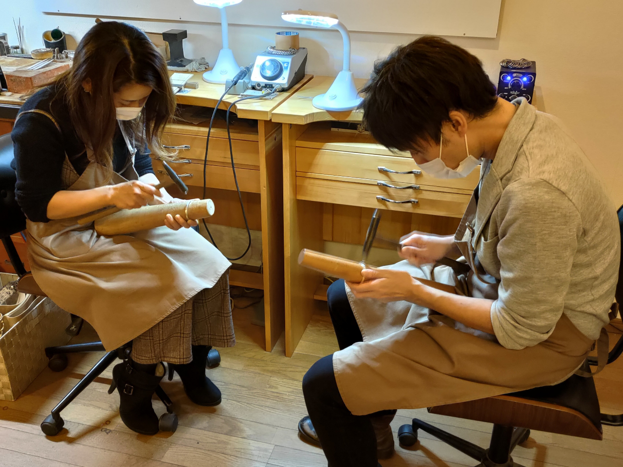 幅や表面加工は自由自在。特別なペアバングルを制作していただけます。