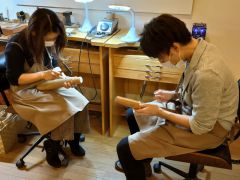 幅や表面加工は自由自在。特別なペアバングルを制作していただけます。